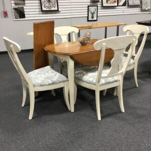 Ethan Allen Table with 4 Chairs &1 Leaf