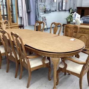 Table with 8 Chairs & Scratch Cover
