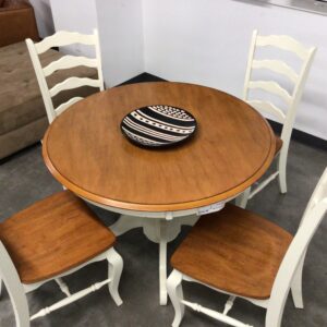 Pedestal Table with 4 Chairs